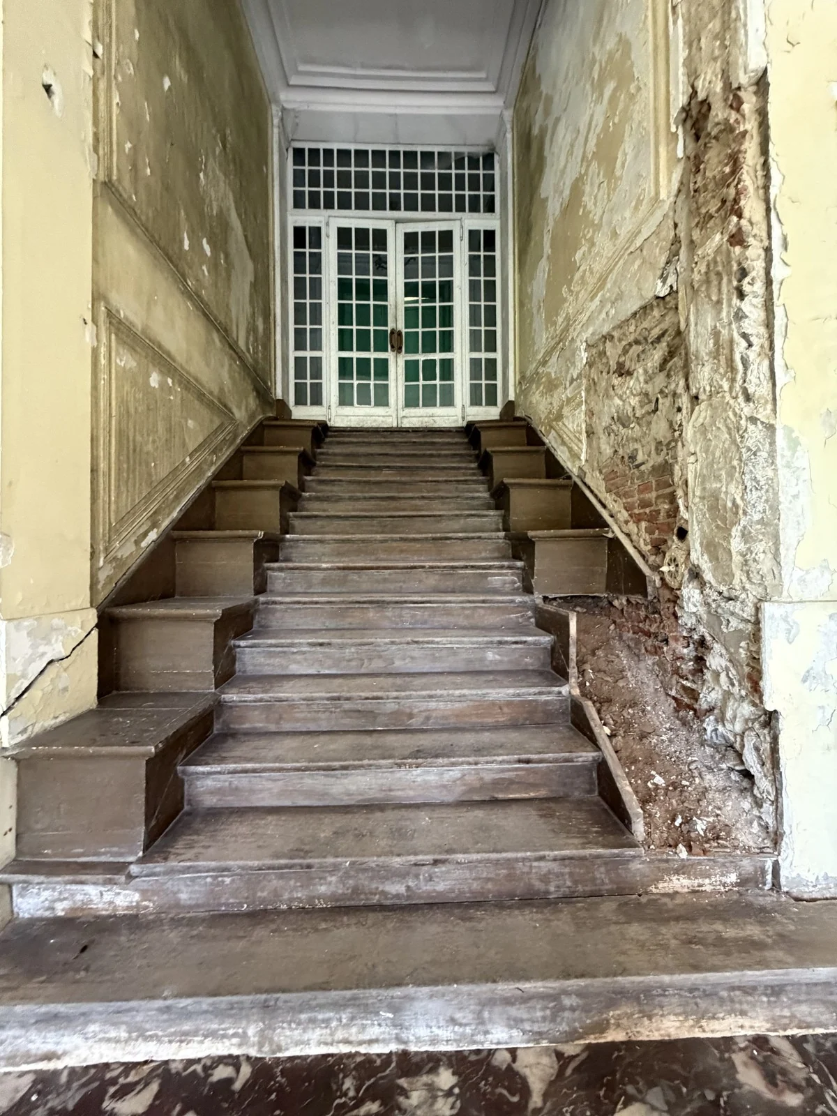 Le perron intérieur sur place